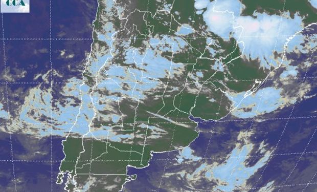 La foto satelital muestra extendidas zonas con cobertura nubosa, observándose también extendidos corredores con cielos escasamente cubiertos.