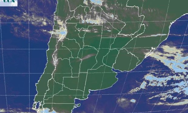 La foto satelital presenta un vasto despliegue de cielos mayormente despejados.