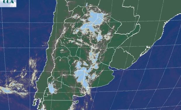 En la imagen satelital se aprecia el avance desde el oeste de una franja de nubosidad que se extiende desde el NOA hasta el sudoeste de BA.