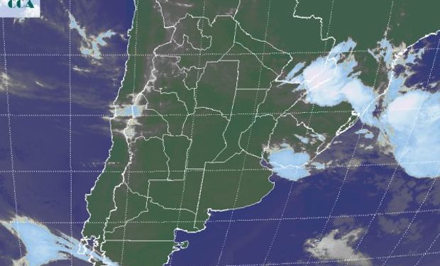 La foto satelital no muestra las nubes bajas que aún afectan el noreste de BA, sudeste de ER, zonas de CB y centro sur de SF.