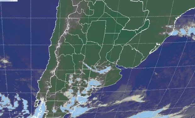 La foto satelital presenta el avance de una perturbación que ingresando por la Patagonia desde el Pacífico sur, ya genera influencia sobre el sudoeste de la región pampeana.