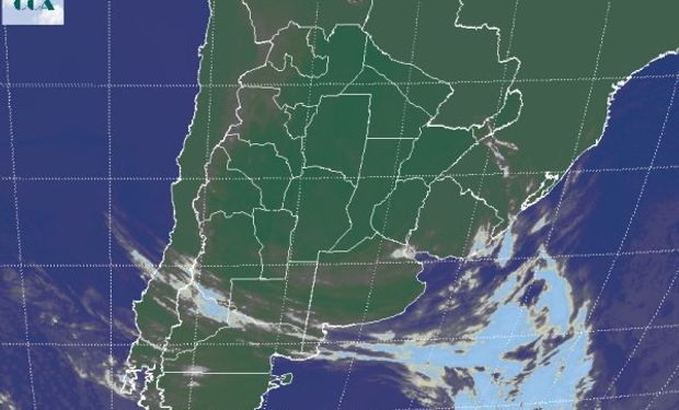 En la foto satelital, apenas se destacan las nubes bajas que transitan la provincia de BA y que se despliegan desde el sur de SL y toman también buena parte de LP.