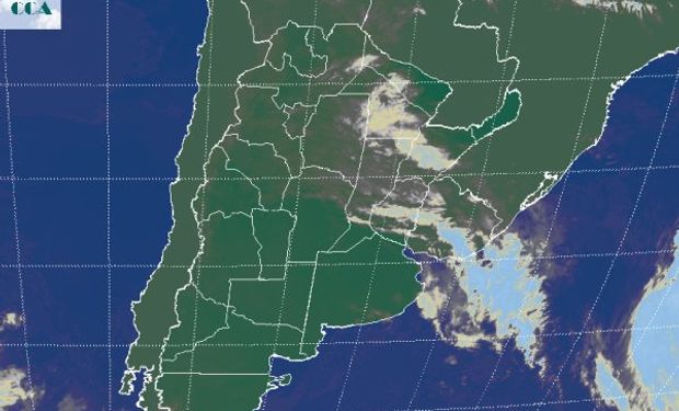 En el recorte de imagen satelital, puede apreciarse un extendido brazo de nubes bajas que desde Salta se extiende hasta el sur de Uruguay.