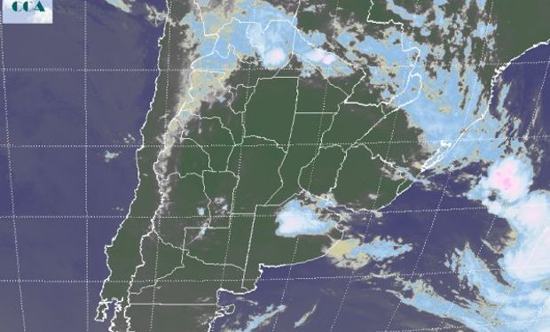 En la imagen satelital se observan algunas nubes sobre el centro de Buenos Aires, las cuales están dejando precipitaciones menores en la zona.