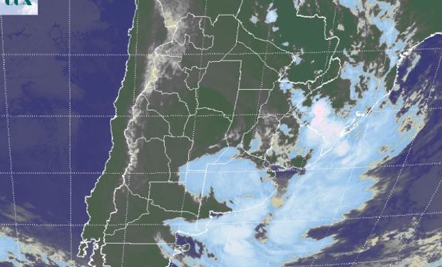 La imagen satelital muestra nubes bajas que se desorganizan del centro para el norte del país, van liberando las provincias del centro.