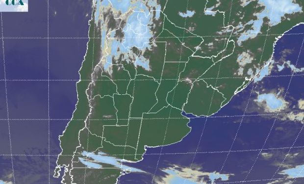 La foto satelital permite apreciar el predominio de cielos despejados sobre gran parte de la región pampeana.