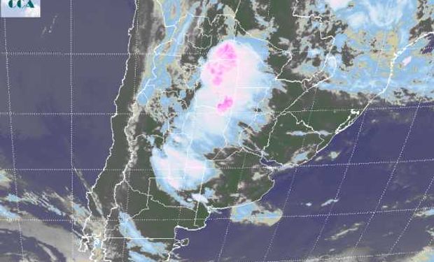 La foto satelital presenta fuerte actividad atmosférica en gran parte de la provincia de Santiago del Estero, sudeste de Salta y oeste de Chaco.