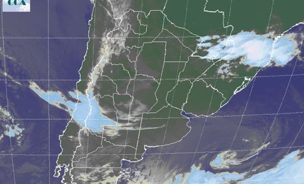 La foto satelital permite apreciar, ya bastante internado en el océano, al sistema de baja presión que provoca los vientos del sur.