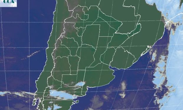 La foto satelital muestra el corrimiento del sistema frontal hacia el este, dejando a su paso una masa de aire frío y una estructura atmosférica muy estable.