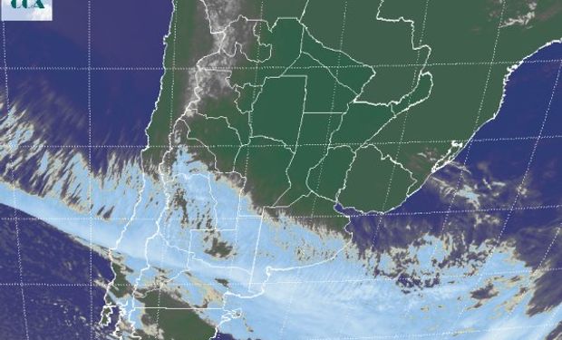 La foto satelital, muestra el despliegue de una vasta banda nubosa que desde el sur de SJ, toma el norte de la Patagonia y se extiende hacia el sudeste de BA.