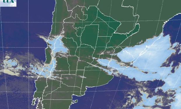La foto satelital muestra nubes que se deshilachan sobre la cordillera central por la intensidad de los fuertes vientos del oeste, los mismos que generan el efecto zonda cuando descienden sobre el lado argentino.