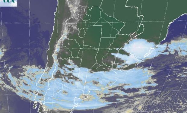 La foto satelital, permite observar vastas coberturas nubosas sobre las provincias del sur de la región pampeana y sobre el norte de la Patagonia.