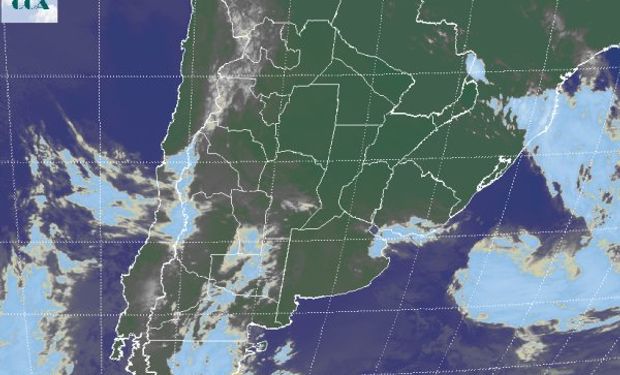 La foto satelital no permite apreciar en toda su extensión las vastas coberturas de nubes bajas.