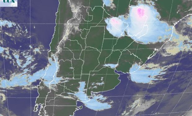 La foto satelital permite apreciar como la intensa actividad se mantiene en la provincia de Formosa y el este de Paraguay.