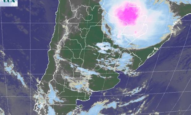 En la foto satelital se destaca por sobre cualquier cobertura nubosa la intensa actividad que se despliega en territorio paraguayo.
