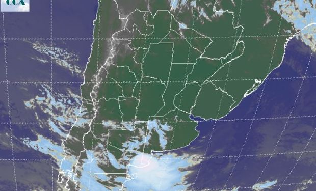La foto satelital muestra el vasto predominio de cielos con escasa nubosidad.