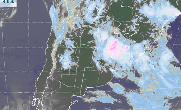 La foto satelital muestra el desplazamiento del principal sistema de mal tiempo hacia el este, aunque la inestabilidad se sostiene en gran parte del NOA y también afecta la región cuyana.