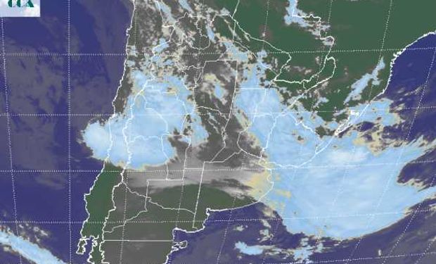 La foto satelital, presenta una vasta cobertura nubosa sobre la franja central, observándose la salida por el este de una nubosidad de mayor desarrollo.