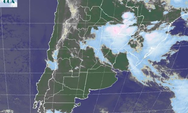 La foto satelital presenta las coberturas de mayor desarrollo y la zona donde se despliegan las principales celdas de tormenta en el noreste del país.