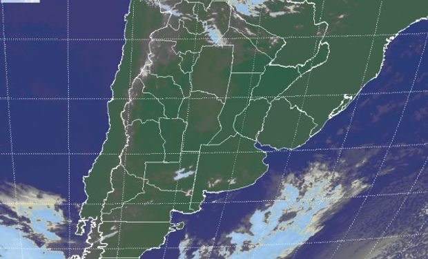 En la foto satelital se aprecia un manto de nubes bajas que desde el centro de CB, se despliega hacia el norte, tomando Santiago del Estero, el oeste del NEA y gran parte del NOA.