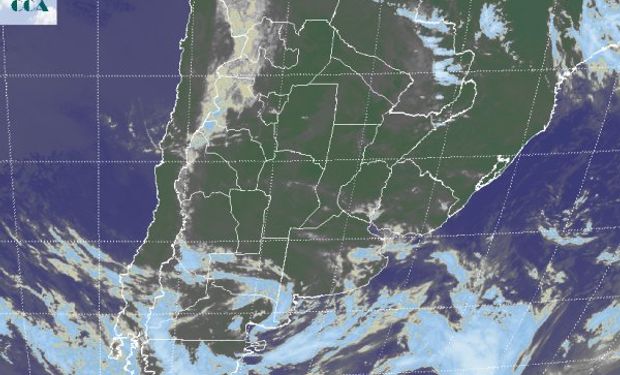 La foto satelital muestra como las principales coberturas nubosas transitan por la Patagonia.