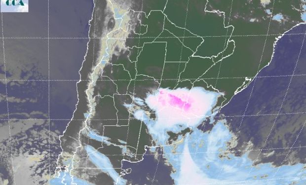 La foto satelital identifica el epicentro de la actividad frontal en el este de la franja central.