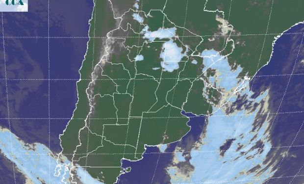 La foto satelital presenta el desplazamiento de la nubosidad asociada al frente hacia el este, con el brazo activo aun afectando la provincia de Chaco y áreas del sur de Salta, donde actualmente se presentan algunas tormentas.
