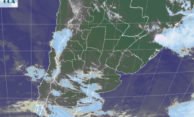 La foto satelital presenta el predominio de cielos despejados en gran parte del norte y el este del país.