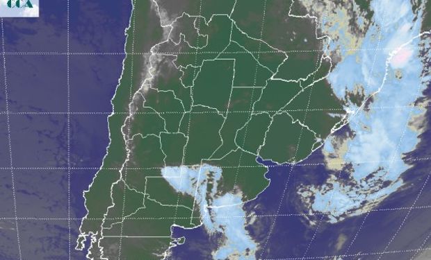 La foto satelital comienza a mostrar nubosidad que se organiza en línea definiendo una zona frontal.