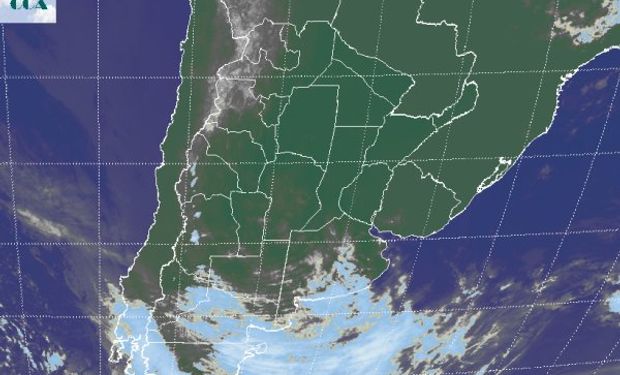La foto satelital muestra un mayor grado de cobertura nubosa en el sur de BA, mientras que las nubes bajas se despliegan en gran parte de CB, LP y noroeste de BA.