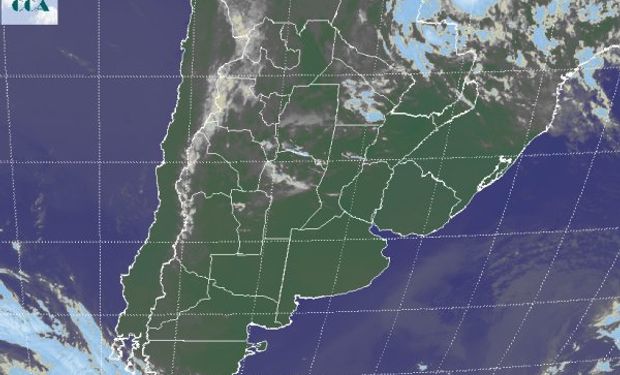 La foto satelital muestra nubosidad baja que desde el NEA y el NOA se proyectan hacia el norte de CB y el norte de SL, con muy escaso potencial pluvial.