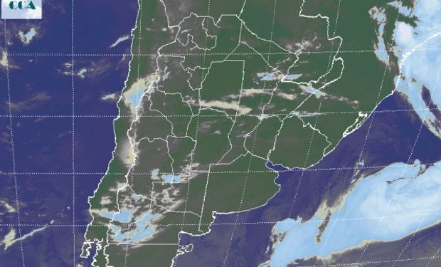 La imagen satelital presenta tránsito de nubes bajas que avanzan desde el oeste desde la región Cuyana y el noroeste de la Patagonia.