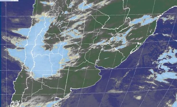 En la imagen satelital se aprecia la concentración de nubosidad sobre la región cuyana y su proyección hacia SL y el oeste cordobés.
