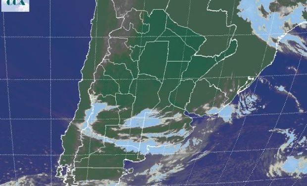 La foto satelital presenta cielos despejados como principal característica dominante en el centro norte del país.