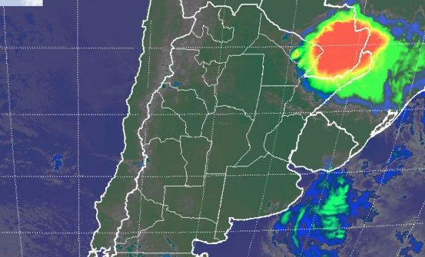 En el recorte de imagen satelital, se destaca el vasto sector sobre la zona oriental de Paraguay, donde se encadenan las celdas de tormenta.