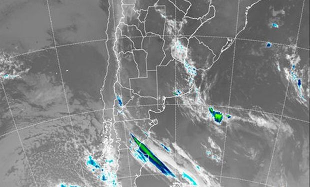 En la imagen satelital se aprecian los restos de la línea de inestabilidad avanzando hacia el este, generando coberturas pobres sobre Entre Ríos.