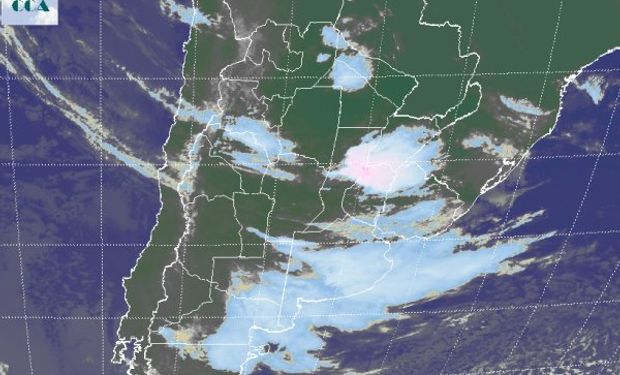 La foto satelital evidencia la extendida nubosidad que afecta el sur de BA y LP, con tendencia a generalizarse hacia la franja central, donde ya se observan nubes bajas.