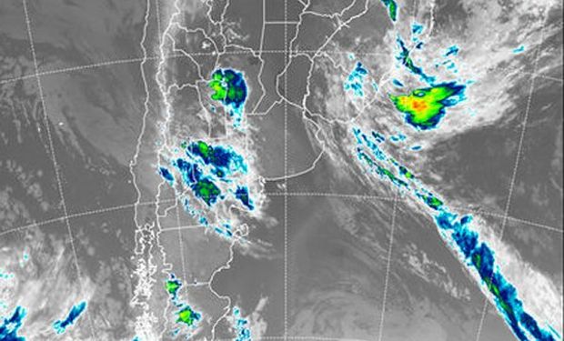 La imagen satelital presenta el sistema frontal saliendo sobre el este, dejando por detrás cielos despejados.