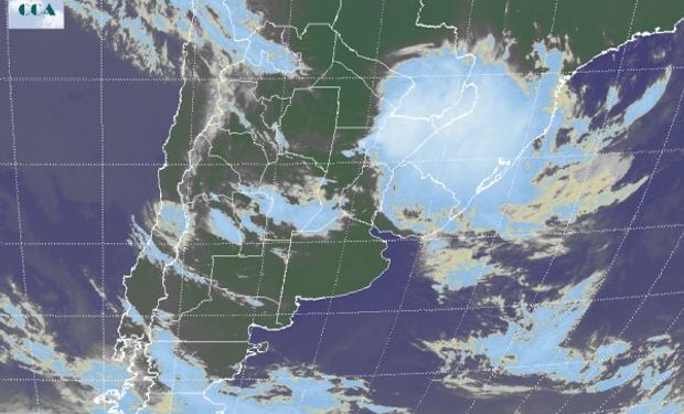 En el recorte de la Imagen Satelital puede observarse ya desplazado sobre el Litoral y sur de Brasil, una importante perturbación.