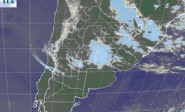 La imagen satelital permite identificar una vasta zona con densas coberturas nubosas con epicentro en la provincia de SF y con influencia en gran parte de la franja central.