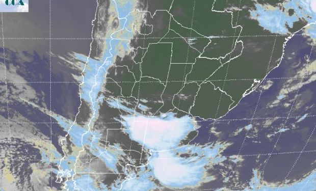 La foto satelital presenta una vasta zona de cielos despejados o con nubosidad parcial sobre el centro norte del país.