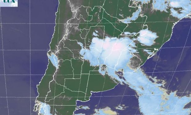 La foto satelital presenta actividad de mayor desarrollo en la franja que se despliega desde el sudeste de Santiago hasta el sur de Corrientes.