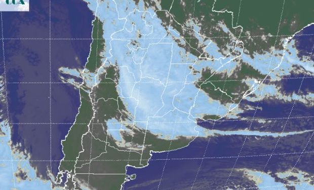 La foto satelital presenta la vasta cobertura nubosa que cubre todo el centro norte del país.