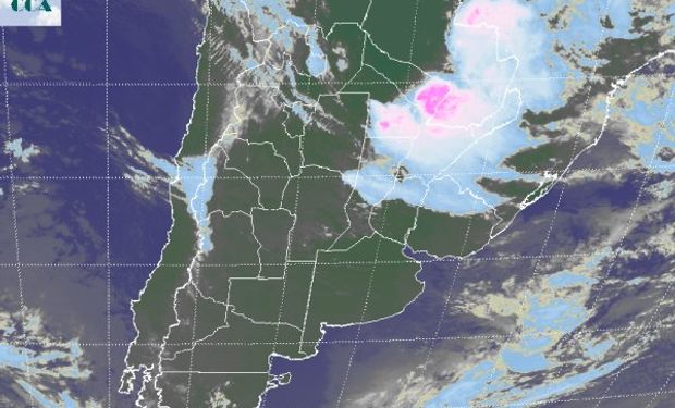 En la foto satelital, resaltan los importantes desarrollos de nubosidad con epicentro en el este de Formosa y el sur de Paraguay.