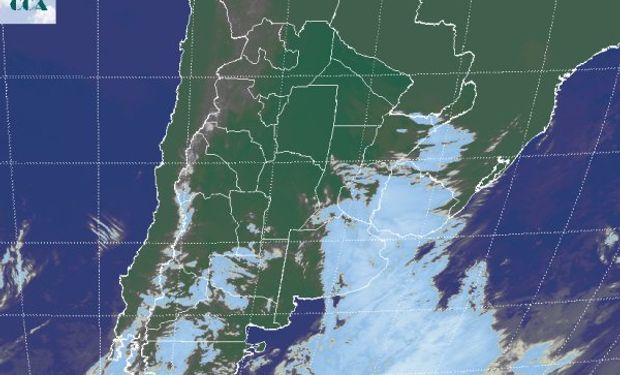La foto satelital evidencia la concentración de la actividad del sistema de mal tiempo sobre el este de BA, gran parte de ER y el territorio uruguayo.