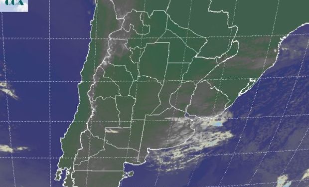 La foto satelital permite apreciar en forma parcial el tenue despliegue de las nubes bajas que cubren gran parte de la región pampeana.