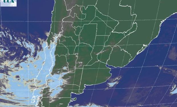 La foto satelital presenta coberturas que acompañan una perturbación que ingresa desde el oeste sobre el centro del país.