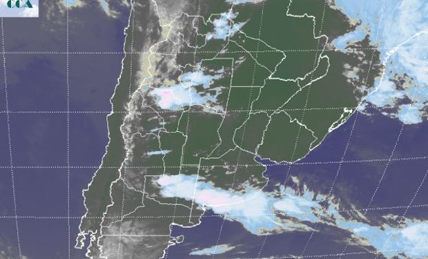 La foto satelital presenta una franja nubosa bien definida en el sur de la región pampeana.