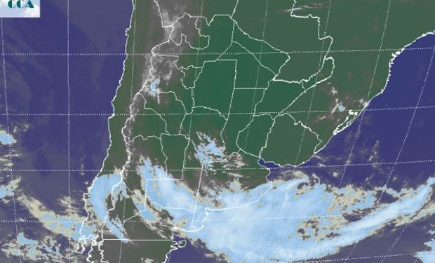 La imagen satelital, presenta una extendida cobertura nubosa sobre el sur de la región pampeana, que se curva sobre el centro de baja presión que domina la zona.