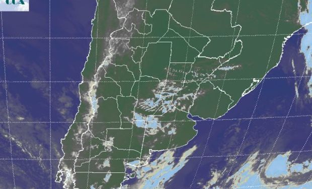 La foto satelital muestra el tránsito de nubes bajas.